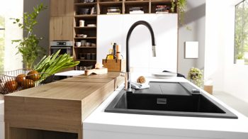 Einbauküche Interliving aus Holz in Weiß Interliving Küche Serie 3039 mit AEG Einbaugeräten Arcticweiß & Vulkaneiche – zweizeilig