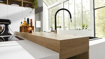 Einbauküche Interliving aus Holz in Weiß Interliving Küche Serie 3039 mit AEG Einbaugeräten Arcticweiß & Vulkaneiche – zweizeilig