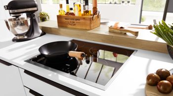 Einbauküche Interliving aus Holz in Weiß Interliving Küche Serie 3039 mit AEG Einbaugeräten Arcticweiß & Vulkaneiche – zweizeilig