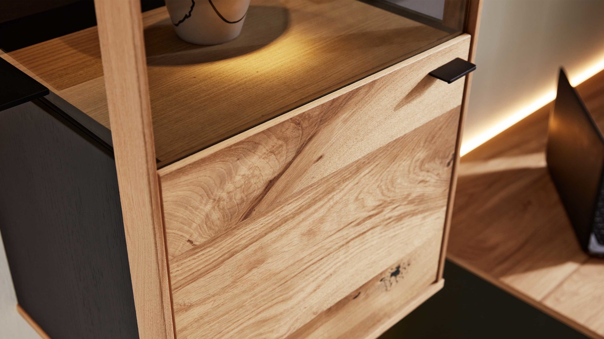 Vitrine Interliving aus Holz in Holzfarben Interliving Esszimmer Serie 5604 - Hängevitrine V712-0300L Eiche rustico & Anthrazit - links, eine Tür