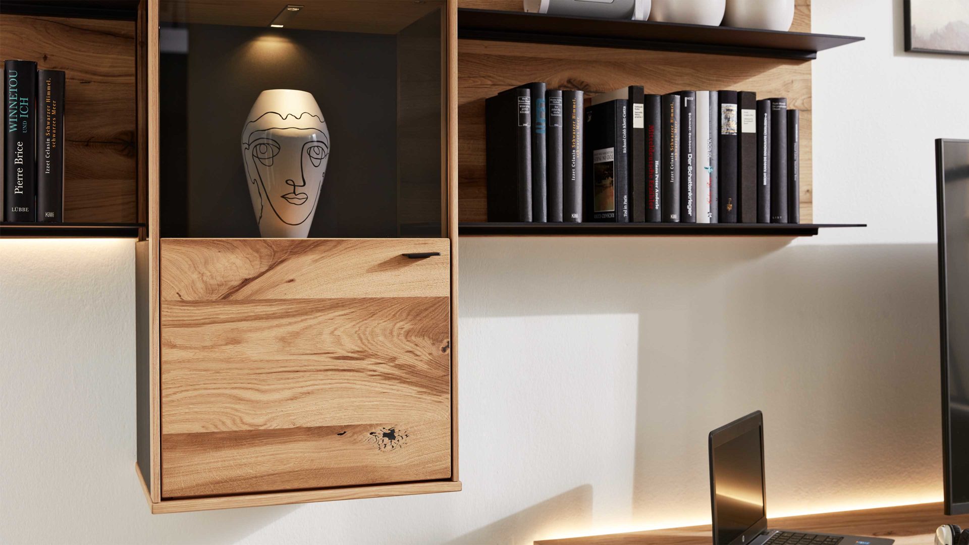 Vitrine Interliving aus Holz in Holzfarben Interliving Esszimmer Serie 5604 - Hängevitrine V712-0300L Eiche rustico & Anthrazit - links, eine Tür