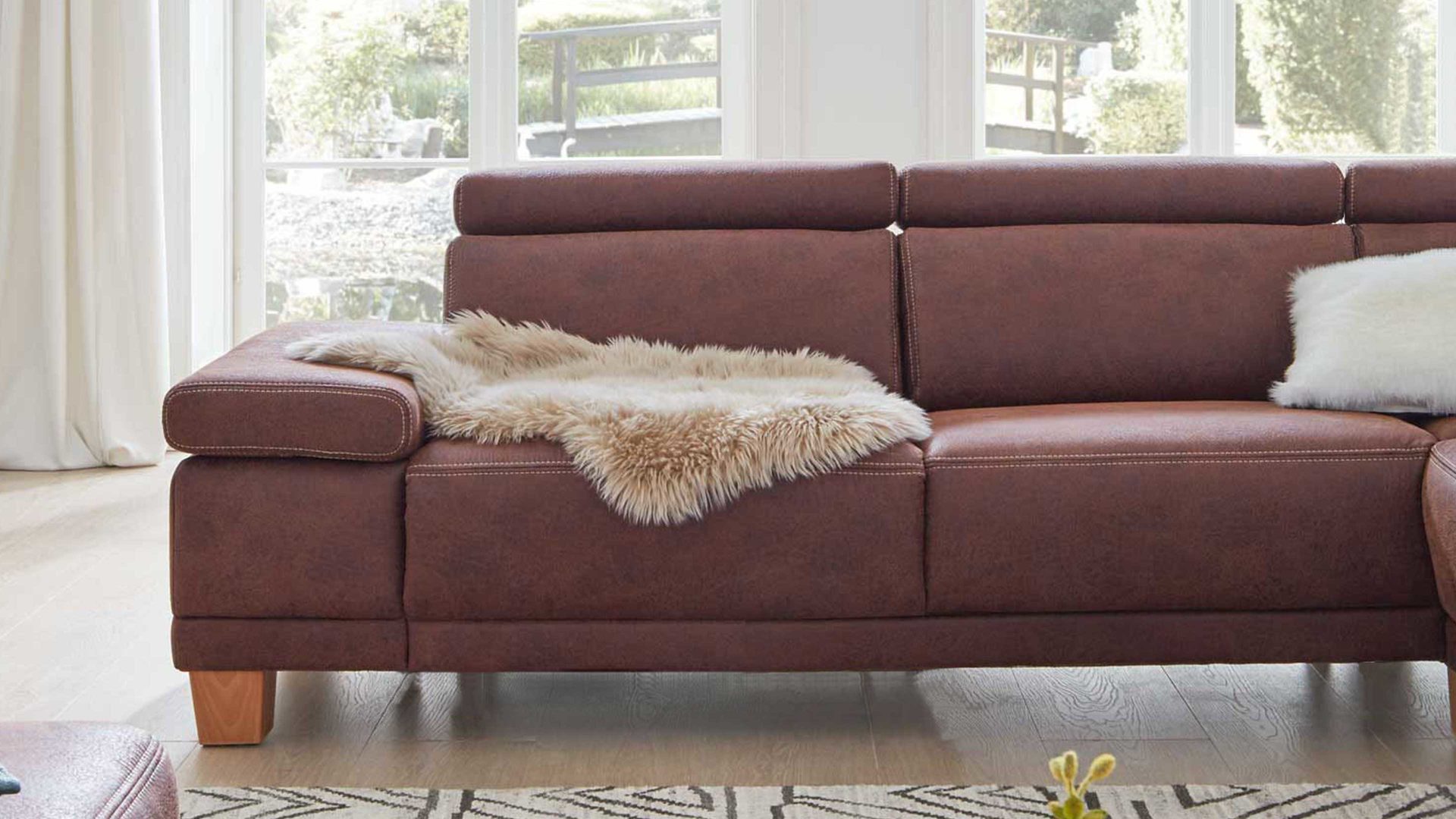 Ecksofa Interliving aus Stoff in Dunkelbraun Interliving Sofa Serie 4252 – Ecksofa schokofarbener Stoffbezug Büffel & Buchenholzfüße – Stellfläche ca. 275 x 220 cm