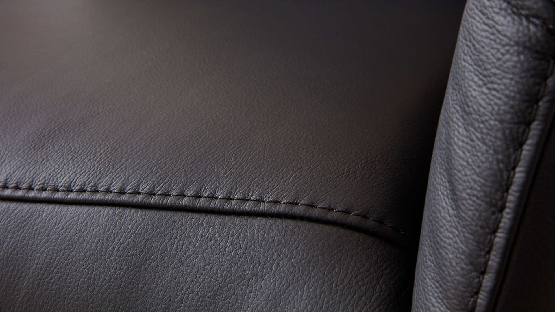 Relaxsessel comfortmaster besser sitzen, liegen, leben aus Leder in Schwarz Comfortmaster Fernsehsessel 9720 teerfarbenes LongLife-Rusticaleder  & edelstahlfarbener Tellerfuß