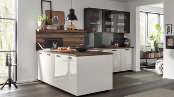 Einbauküche WERT KÜCHE® aus Holz in Weiß WERT KÜCHE® Ulrike mit AEG Einbaugeräten Muschelweiß, Rhombusmuster & Nussbaum Tobacco - zweizeilig