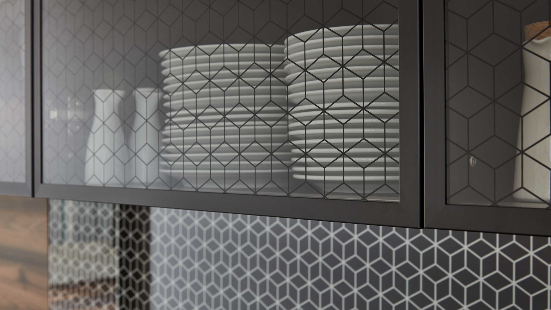 Einbauküche WERT KÜCHE® aus Holz in Weiß WERT KÜCHE® Ulrike mit AEG Einbaugeräten Muschelweiß, Rhombusmuster & Nussbaum Tobacco - zweizeilig