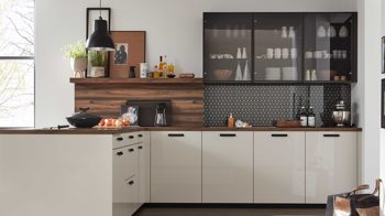 Einbauküche WERT KÜCHE® aus Holz in Weiß WERT KÜCHE® Ulrike mit AEG Einbaugeräten Muschelweiß, Rhombusmuster & Nussbaum Tobacco - zweizeilig