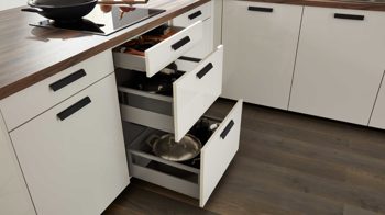 Einbauküche WERT KÜCHE® aus Holz in Weiß WERT KÜCHE® Ulrike mit AEG Einbaugeräten Muschelweiß, Rhombusmuster & Nussbaum Tobacco - zweizeilig