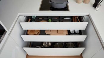 Einbauküche WERT KÜCHE® aus Holz in Weiß WERT KÜCHE® Ulrika mit privileg Einbaugeräten Kristallweiß & Calanca grau - Stellfläche ca. 281 x 250 cm