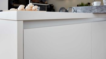 Einbauküche WERT KÜCHE® aus Holz in Weiß WERT KÜCHE® Ulrika mit privileg Einbaugeräten Kristallweiß & Calanca grau - Stellfläche ca. 281 x 250 cm