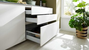 Einbauküche WERT KÜCHE® aus Holz in Weiß WERT KÜCHE® Franziska mit AEG Einbaugeräten Muschelweiß & Victoria Nussbaum - Stellfläche ca. 192 x 348 cm