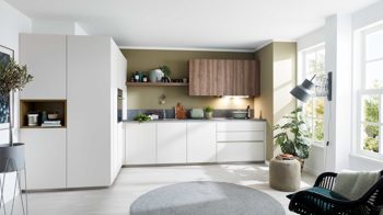 Einbauküche WERT KÜCHE® aus Holz in Weiß WERT KÜCHE® Franziska mit AEG Einbaugeräten Muschelweiß & Victoria Nussbaum - Stellfläche ca. 192 x 348 cm