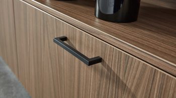 Einbauküche WERT KÜCHE® aus Holz in Holzfarben WERT KÜCHE® Ava mit SIEMENS Einbaugeräten Onyxschwarz & Akoni Wood - dreizeilig