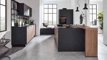 Einbauküche WERT KÜCHE® aus Holz in Holzfarben WERT KÜCHE® Ava mit SIEMENS Einbaugeräten Onyxschwarz & Akoni Wood - dreizeilig