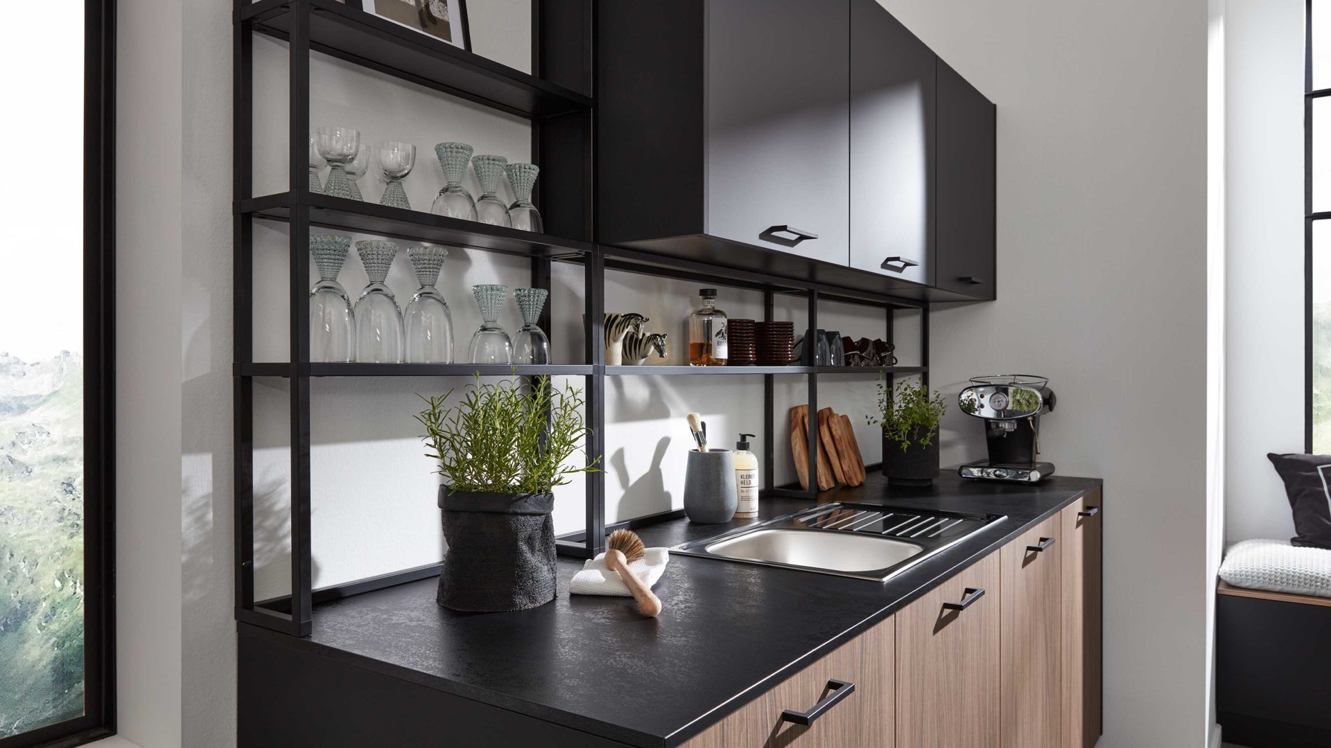 Einbauküche WERT KÜCHE® aus Holz in Holzfarben WERT KÜCHE® Ava mit SIEMENS Einbaugeräten Onyxschwarz & Akoni Wood - dreizeilig