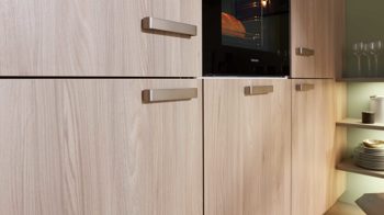 Einbauküche WERT KÜCHE® aus Holz in Holzfarben WERT KÜCHE® Mona mit Constructa Einbaugeräten Esche Nordic & Kristallweiß - dreizeilig