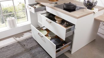 Einbauküche WERT KÜCHE® aus Holz in Holzfarben WERT KÜCHE® Mona mit Constructa Einbaugeräten Esche Nordic & Kristallweiß - dreizeilig