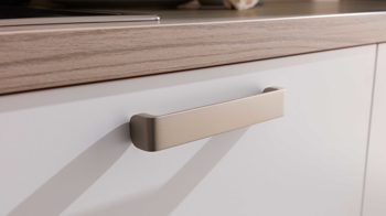 Einbauküche WERT KÜCHE® aus Holz in Holzfarben WERT KÜCHE® Mona mit Constructa Einbaugeräten Esche Nordic & Kristallweiß - dreizeilig