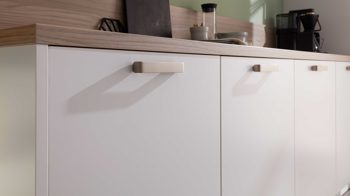 Einbauküche WERT KÜCHE® aus Holz in Holzfarben WERT KÜCHE® Mona mit Constructa Einbaugeräten Esche Nordic & Kristallweiß - dreizeilig