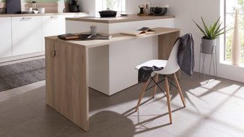 Einbauküche WERT KÜCHE® aus Holz in Holzfarben WERT KÜCHE® Mona mit Constructa Einbaugeräten Esche Nordic & Kristallweiß - dreizeilig