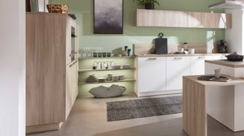 Einbauküche WERT KÜCHE® aus Holz in Holzfarben WERT KÜCHE® Mona mit Constructa Einbaugeräten Esche Nordic & Kristallweiß - dreizeilig