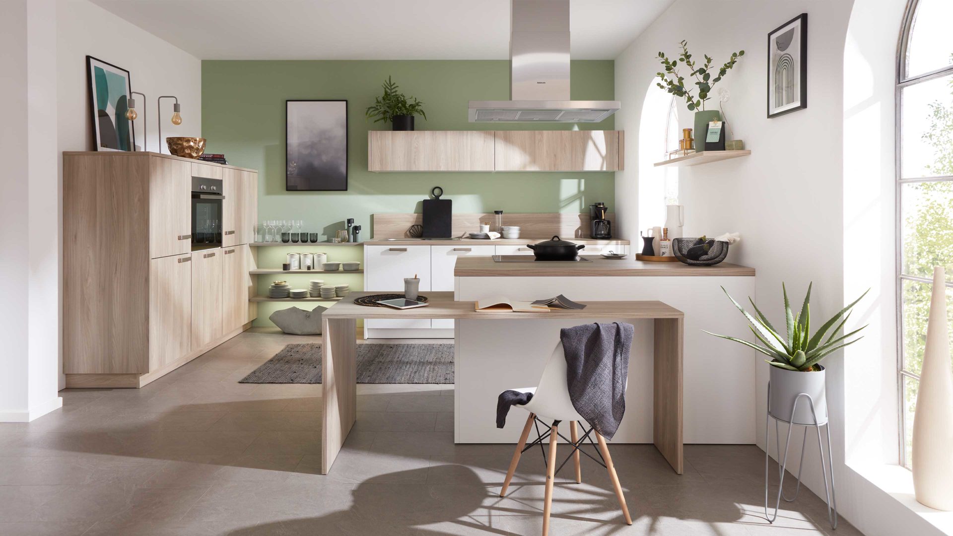 Einbauküche WERT KÜCHE® aus Holz in Holzfarben WERT KÜCHE® Mona mit Constructa Einbaugeräten Esche Nordic & Kristallweiß - dreizeilig