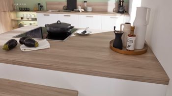 Einbauküche WERT KÜCHE® aus Holz in Holzfarben WERT KÜCHE® Mona mit Constructa Einbaugeräten Esche Nordic & Kristallweiß - dreizeilig