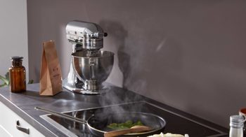 Einbauküche Interliving aus Holz in Weiß Interliving Küche Serie 3023 mit AEG Einbaugeräten Weiß & Mooreiche – zweizeilig