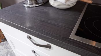 Einbauküche Interliving aus Holz in Weiß Interliving Küche Serie 3023 mit AEG Einbaugeräten Weiß & Mooreiche – zweizeilig