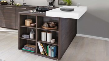 Einbauküche Interliving aus Holz in Weiß Interliving Küche Serie 3003 mit AEG Einbaugeräten Weiß & Nussbaum Kuba – zweizeilig