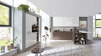 Einbauküche Interliving aus Holz in Weiß Interliving Küche Serie 3003 mit AEG Einbaugeräten Weiß & Nussbaum Kuba – zweizeilig