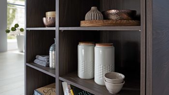 Einbauküche Interliving aus Holz in Weiß Interliving Küche Serie 3003 mit AEG Einbaugeräten Weiß & Nussbaum Kuba – zweizeilig