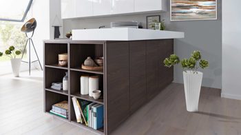 Einbauküche Interliving aus Holz in Weiß Interliving Küche Serie 3003 mit AEG Einbaugeräten Weiß & Nussbaum Kuba – zweizeilig