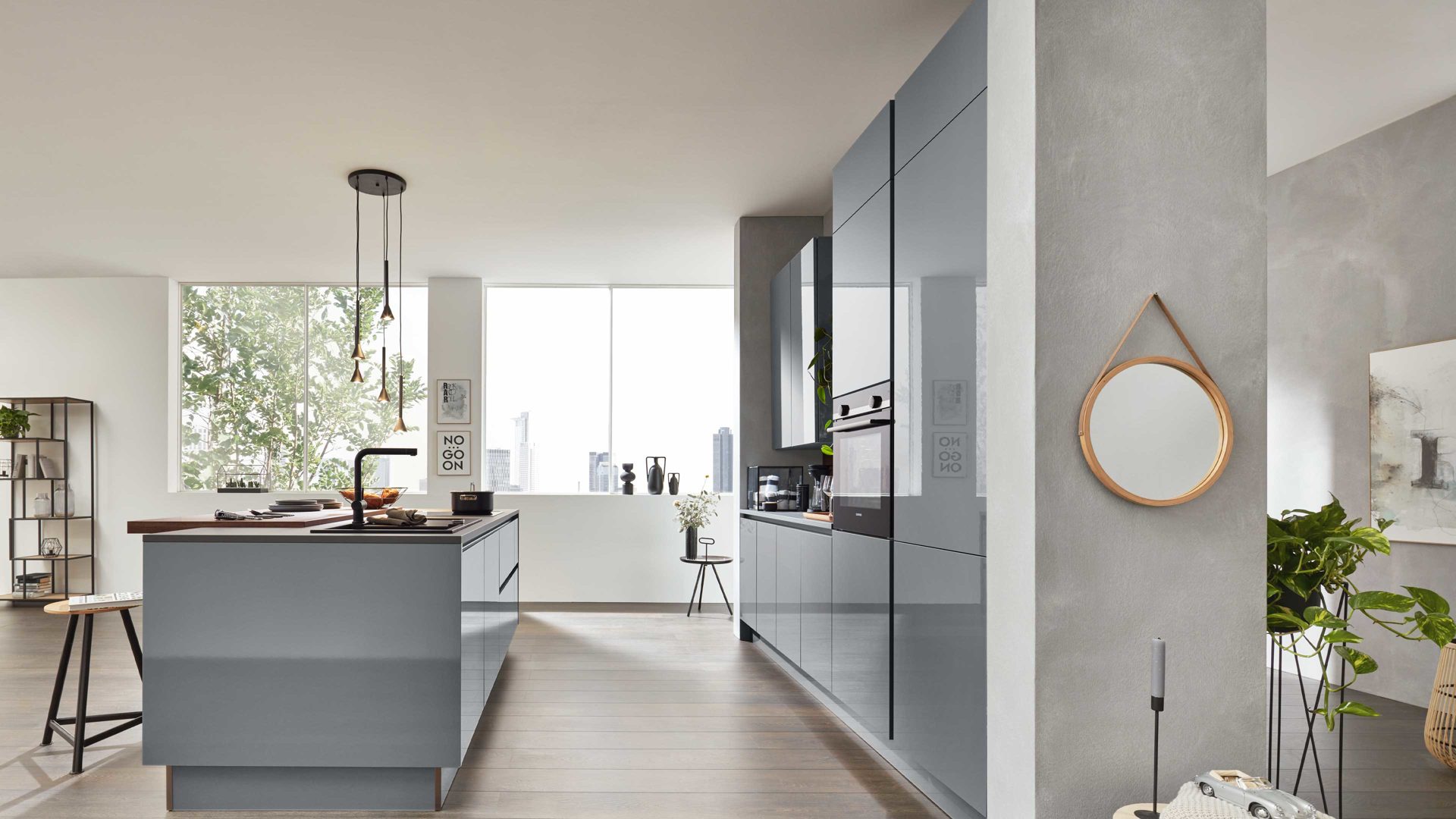 Einbauküche Interliving aus Holz in Grau Interliving Küche Serie 3042 mit SIEMENS Einbaugeräten Quarzgrau & Eiche Graphitsilber  – zweizeilig