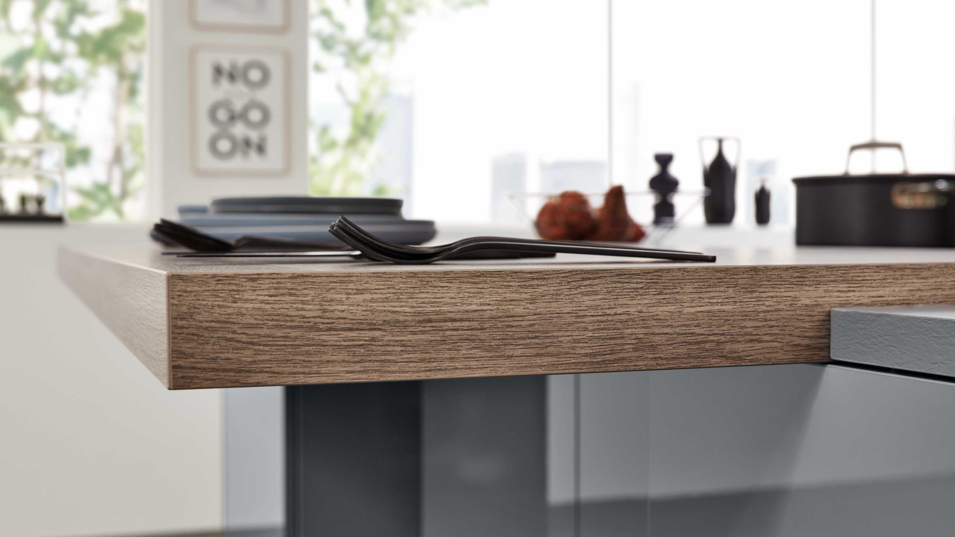 Einbauküche Interliving aus Holz in Grau Interliving Küche Serie 3042 mit SIEMENS Einbaugeräten Quarzgrau & Eiche Graphitsilber  – zweizeilig