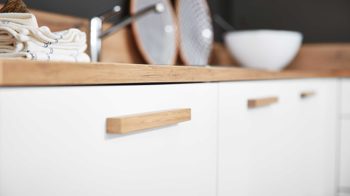 Einbauküche Interliving aus Holz in Weiß Interliving Küche Serie 3043 mit gorenje Einbaugeräten Weiß & Vulkaneiche – Stellfläche ca. 365 x 258 cm