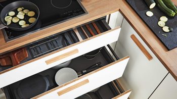 Einbauküche Interliving aus Holz in Weiß Interliving Küche Serie 3043 mit privileg Einbaugeräten Weiß & Vulkaneiche – Stellfläche ca. 365 x 258 cm