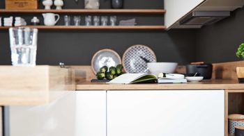 Einbauküche Interliving aus Holz in Weiß Interliving Küche Serie 3043 mit gorenje Einbaugeräten Weiß & Vulkaneiche – Stellfläche ca. 365 x 258 cm