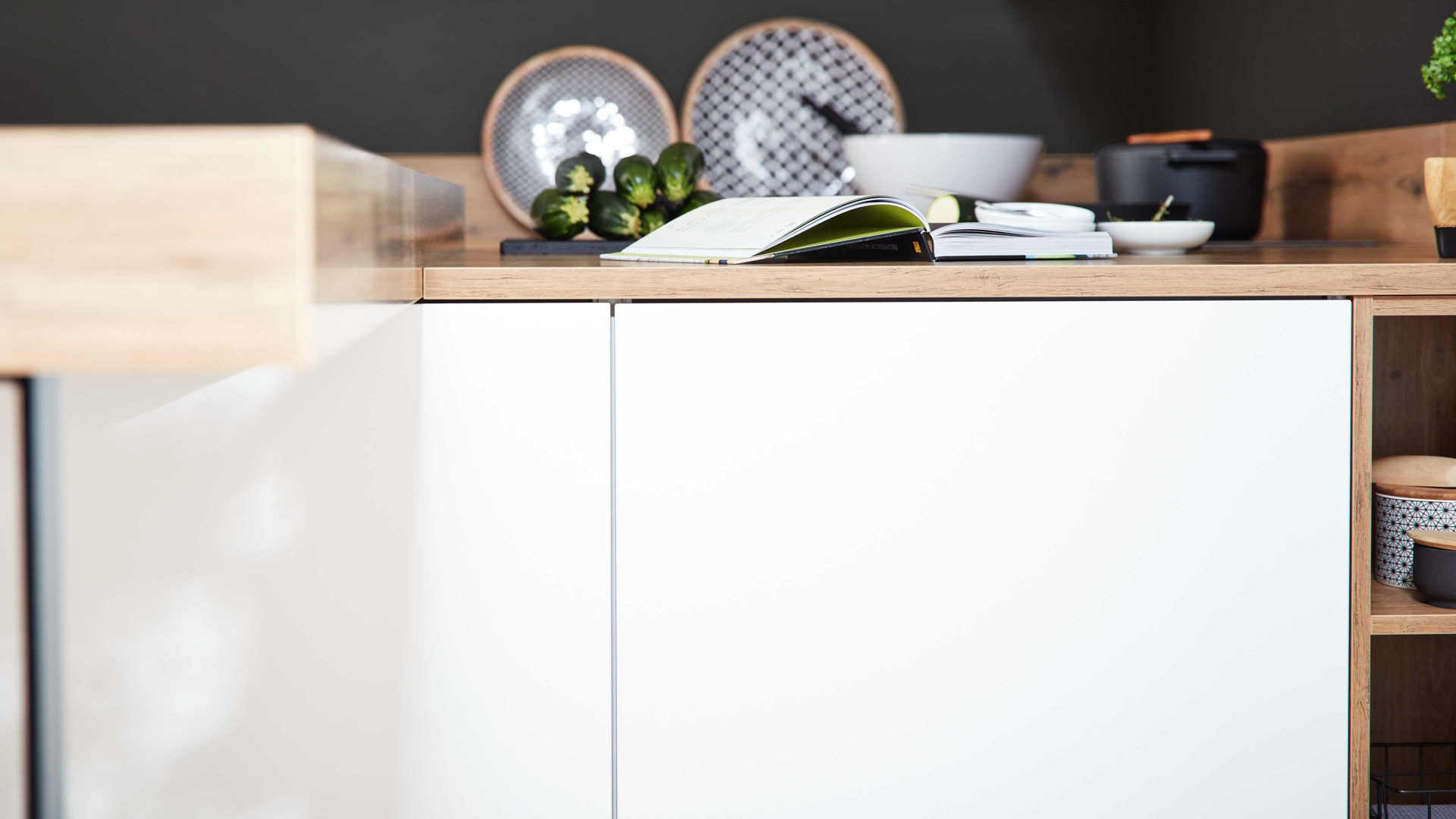 Einbauküche Interliving aus Holz in Weiß Interliving Küche Serie 3043 mit privileg Einbaugeräten Weiß & Vulkaneiche – Stellfläche ca. 365 x 258 cm