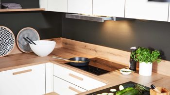 Einbauküche Interliving aus Holz in Weiß Interliving Küche Serie 3043 mit privileg Einbaugeräten Weiß & Vulkaneiche – Stellfläche ca. 365 x 258 cm