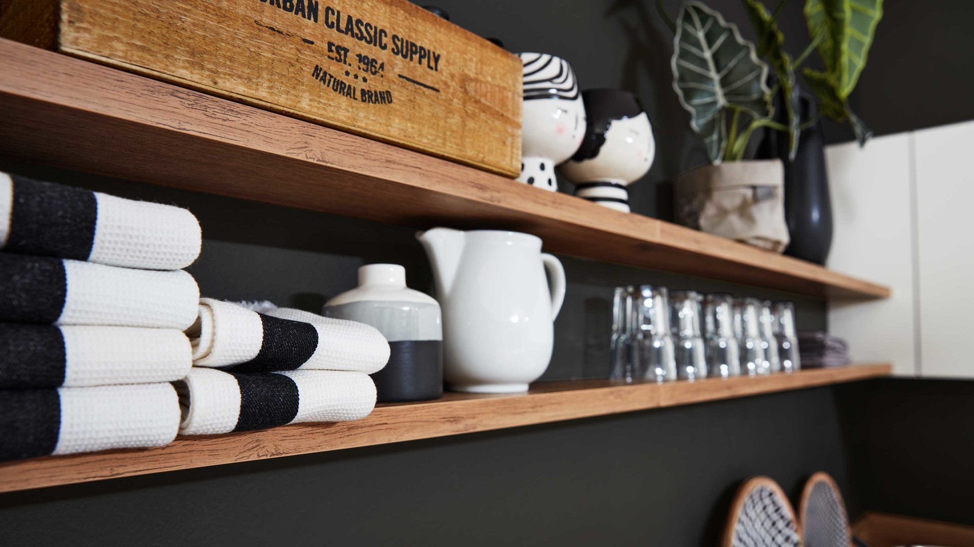 Einbauküche Interliving aus Holz in Weiß Interliving Küche Serie 3043 mit gorenje Einbaugeräten Weiß & Vulkaneiche – Stellfläche ca. 365 x 258 cm