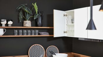 Einbauküche Interliving aus Holz in Weiß Interliving Küche Serie 3043 mit privileg Einbaugeräten Weiß & Vulkaneiche – Stellfläche ca. 365 x 258 cm