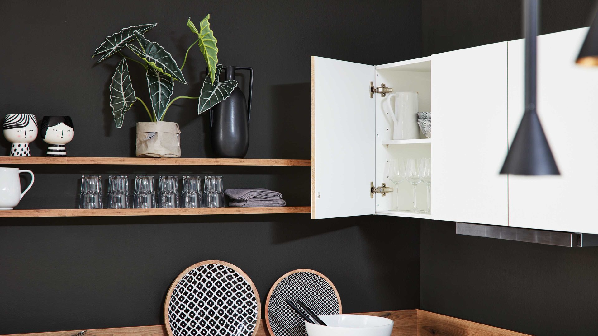 Einbauküche Interliving aus Holz in Weiß Interliving Küche Serie 3043 mit gorenje Einbaugeräten Weiß & Vulkaneiche – Stellfläche ca. 365 x 258 cm