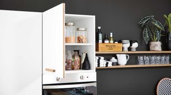 Einbauküche Interliving aus Holz in Weiß Interliving Küche Serie 3043 mit gorenje Einbaugeräten Weiß & Vulkaneiche – Stellfläche ca. 365 x 258 cm