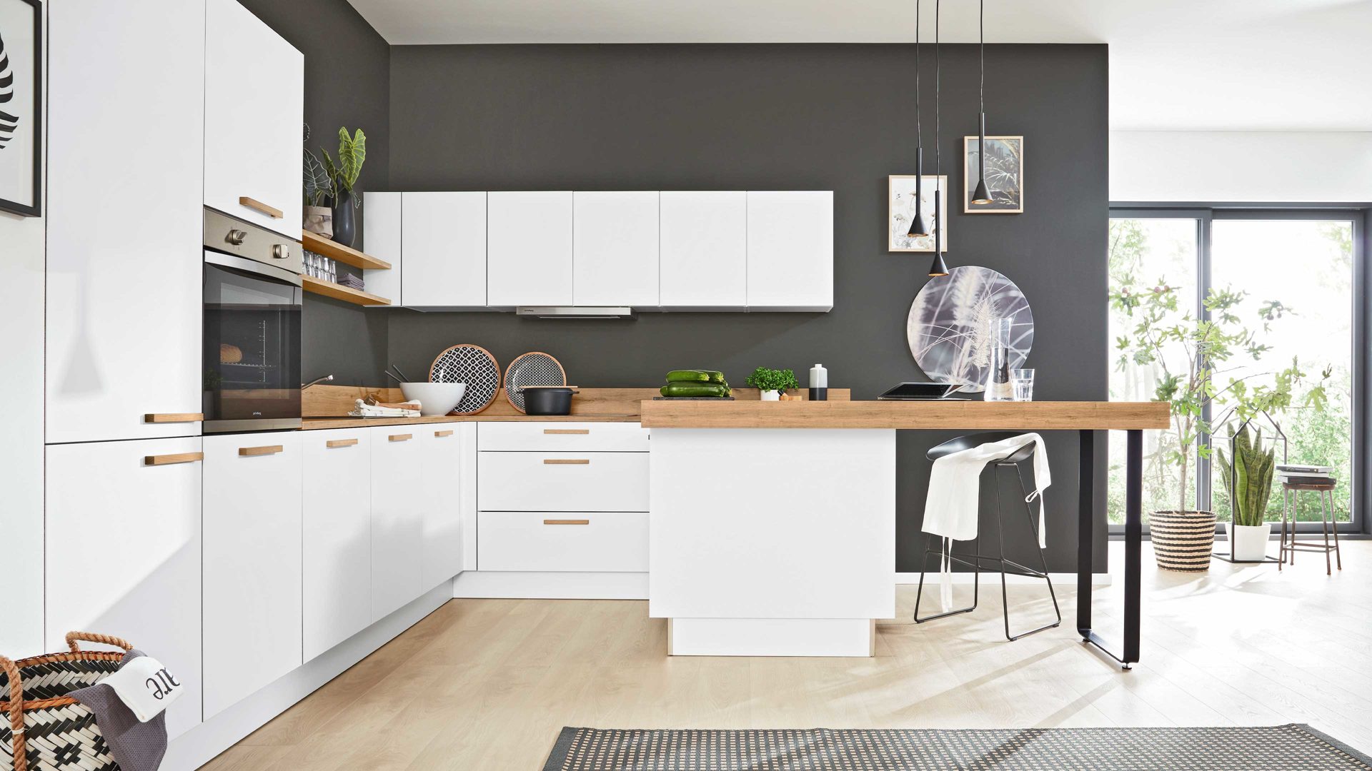 Einbauküche Interliving aus Holz in Weiß Interliving Küche Serie 3043 mit gorenje Einbaugeräten Weiß & Vulkaneiche – Stellfläche ca. 365 x 258 cm