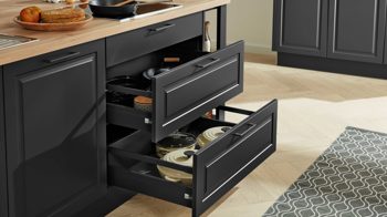 Einbauküche Interliving aus Holz in Dunkelgrau Interliving Küche Serie 3044 mit Miele Einbaugeräten Graphit & Kernbuche – zweizeilig