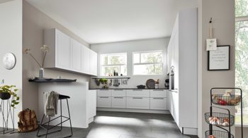 Einbauküche Interliving aus Holz in Grau Interliving Küche Serie 3045 mit AEG Einbaugeräten Weiß – Stellfläche ca. 285 x 400 cm