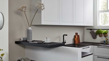 Einbauküche Interliving aus Holz in Grau Interliving Küche Serie 3045 mit AEG Einbaugeräten Weiß – Stellfläche ca. 285 x 400 cm