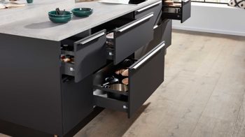 Einbauküche Interliving aus Holz in Schwarz Interliving Küche Serie 3047 mit SIEMENS Einbaugeräten Schwarz & Beton  – zweizeilig