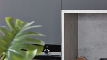 Einbauküche Interliving aus Holz in Schwarz Interliving Küche Serie 3047 mit SIEMENS Einbaugeräten Schwarz & Beton  – zweizeilig