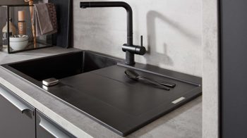 Einbauküche Interliving aus Holz in Schwarz Interliving Küche Serie 3047 mit SIEMENS Einbaugeräten Schwarz & Beton  – zweizeilig